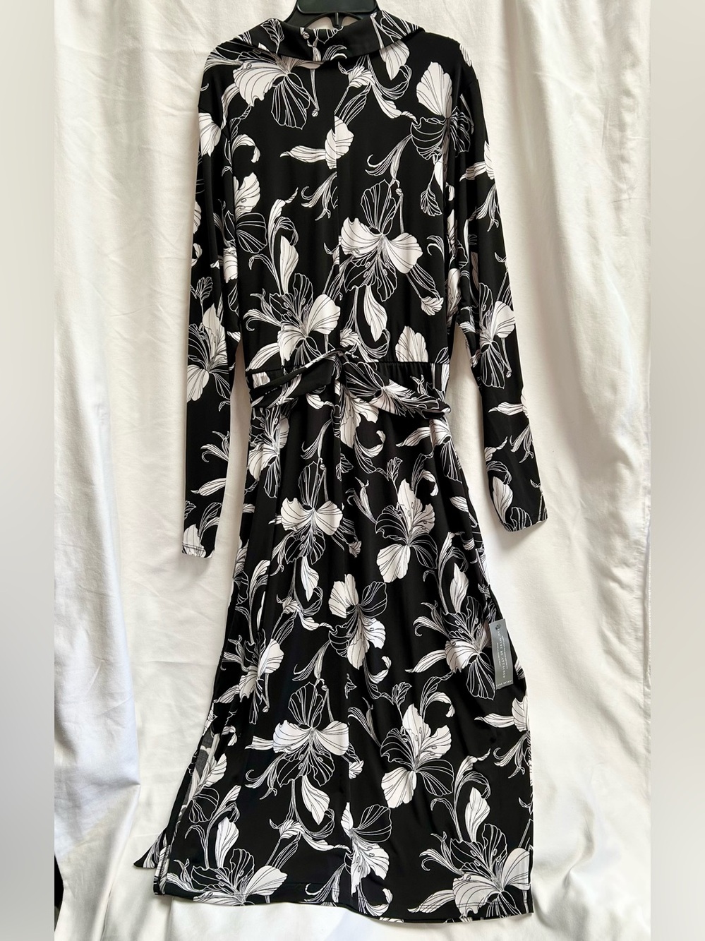 LANE BRYANT WRAP DRESS, X BEAUTICURVE FLORAL BLACK & WHITE LILY, NWT, SIZE 22/24 - Picture 4 of 8